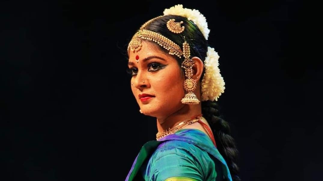 भरतनाट्यम के लिए मुसलिमों का बहिष्कार झेला था, अब मंदिर में नृत्य पर भी पाबंदी